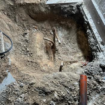Hayati Tehlike Taşıyan Binaya Elektrik Verilmesine Göz Yumuluyor