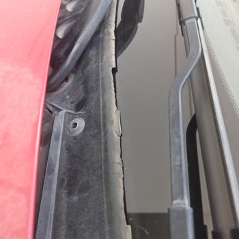 BMW Aracımda Ön Cam Fitili Çatlaması Sorunu