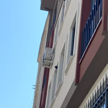 Yanlış Klima Montajı Nedeniyle Cam Önü Tamamen Kapandı, Çözüm Bekliyorum