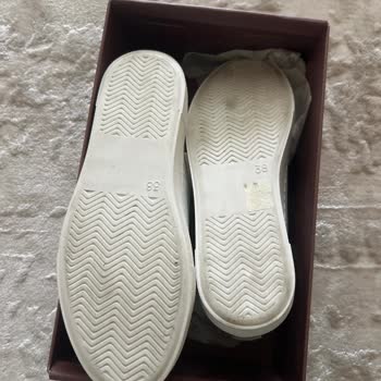 Hediye Alınan Ayakkabı Kirli Ve Yıpranmış Çıktı