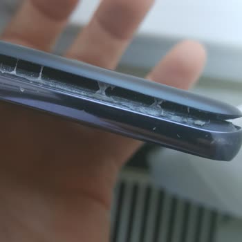 Samsung Telefonumun Batarya Kapağı Açıldı Servis Ücret Talep Ediyor