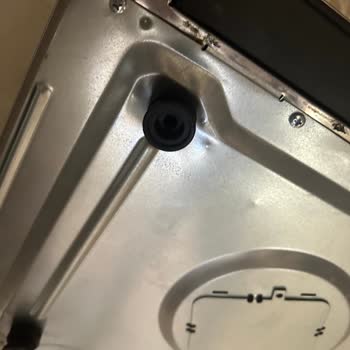 Yetkili Servis Sonrası Mikrodalga Fırının Ayağında Oluşan Hasar Ve Çözüm Eksikliği