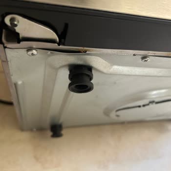 Yetkili Servis Sonrası Mikrodalga Fırının Ayağında Oluşan Hasar Ve Çözüm Eksikliği