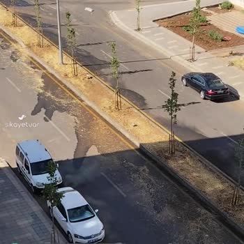 Diyarbakır Büyükşehir Belediyesi Ağaç Sulama Esnasında Kirlenen Cadde