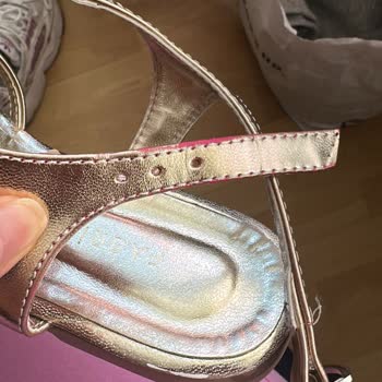 İki Kez Giyilen Sandaletin Renkleri Soldu, İade Talebim Reddedildi