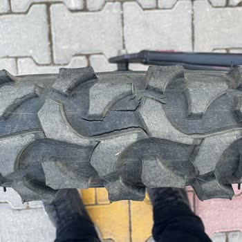 Sıfır Bisikletin Tekerleri Kendi Kendine Parçalandı!