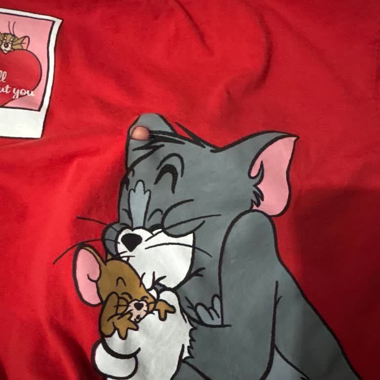 Hediye T-shirtte Kısa Sürede Yırtık Oluştu, Markaya Güvenim Sarsıldı