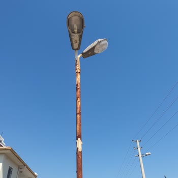 Erenköy Sitesi'nde Yetersiz Aydınlatma Ve Yıkık Direğe Çözüm Bekleniyor