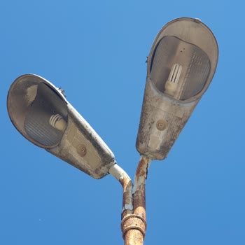 Erenköy Sitesi'nde Yetersiz Aydınlatma Ve Yıkık Direğe Çözüm Bekleniyor