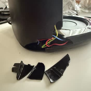 Arya DTM Kırık Kahve Makinesiyle Uğraşırken Çözüm Bulamıyoruz