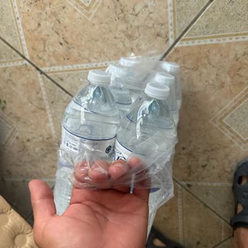 Beysu Su Paketleri Taşırken Yırtılıyor Ve Yere Dökülüyor