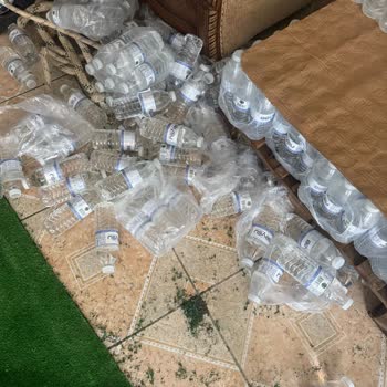 Beysu Su Paketleri Taşırken Yırtılıyor Ve Yere Dökülüyor