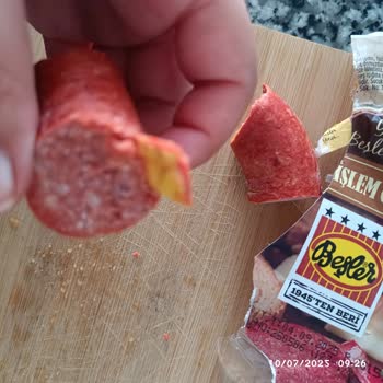 Beşler Sucukta Jelatin Ve Kağıt Parçası Çıktı