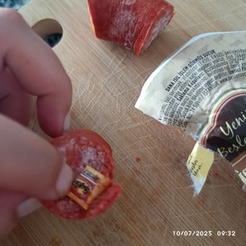 Beşler Sucukta Jelatin Ve Kağıt Parçası Çıktı