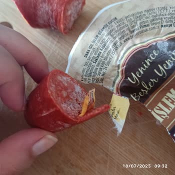 Beşler Sucukta Jelatin Ve Kağıt Parçası Çıktı