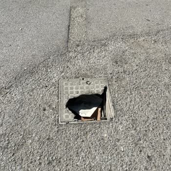 Yolda Tehlike Yaratan Kablo Net Kutusuna Kimse Müdahale Etmiyor!