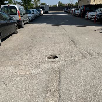 Yolda Tehlike Yaratan Kablo Net Kutusuna Kimse Müdahale Etmiyor!