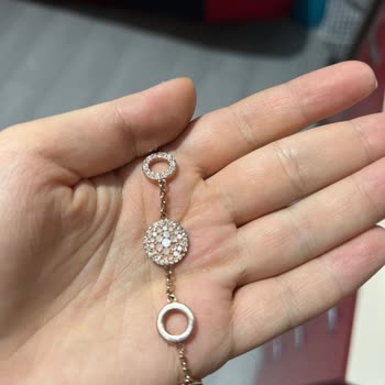 Saat & Saat Yeni Alınan Markalı Bilekliğin Taşı Kısa Sürede Düştü!