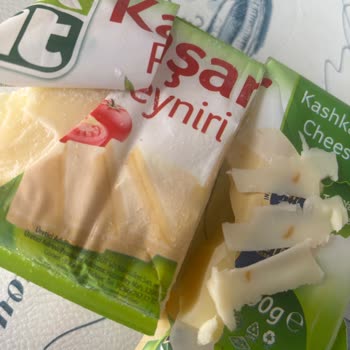 Aldığım Kaşarın İçinde Kırmızı Yabancı Maddeyle Karşılaştım