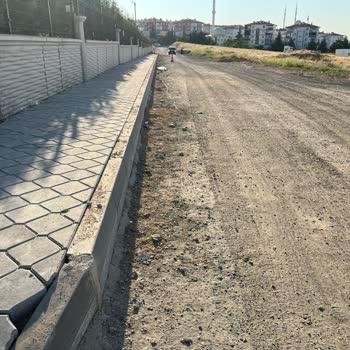 Sitemizin Önünde Kaldırım Ve Asfalt Yok Tozdan Ve Güvensizlikten Şikayetçiyiz