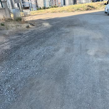 Sitemizin Önünde Kaldırım Ve Asfalt Yok Tozdan Ve Güvensizlikten Şikayetçiyiz