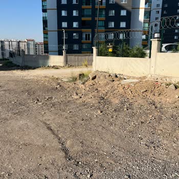 Sitemizin Önünde Kaldırım Ve Asfalt Yok Tozdan Ve Güvensizlikten Şikayetçiyiz