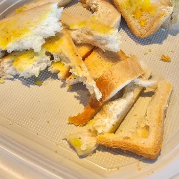 Havalimanında Fahiş Fiyatlı Ve Bayat Tost Mağduriyeti