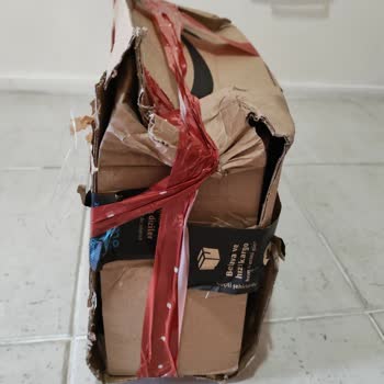 Kargo Teslimatı Kapıya Bırakılıp Kaçıldı, Kutu Parçalanmış