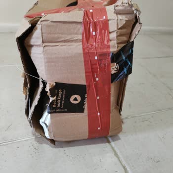 Kargo Teslimatı Kapıya Bırakılıp Kaçıldı, Kutu Parçalanmış