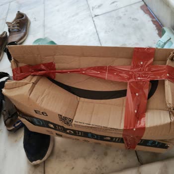 Kargo Teslimatı Kapıya Bırakılıp Kaçıldı, Kutu Parçalanmış