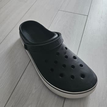 Sıcak Havada Küçülen Crocs Terlik Mağduriyeti