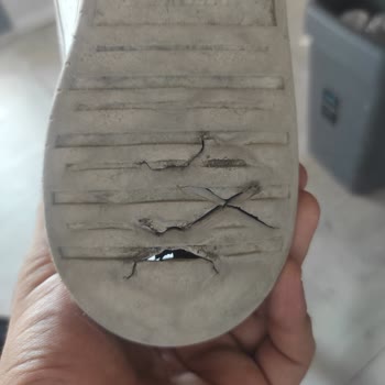 Kısa Sürede Yırtılan Ayakkabı Ve İnceleme Sonucunun Beklenmesi