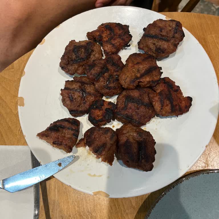 Yanmış Yemekler Ve İlgisiz Personel Nedeniyle Kötü Deneyim