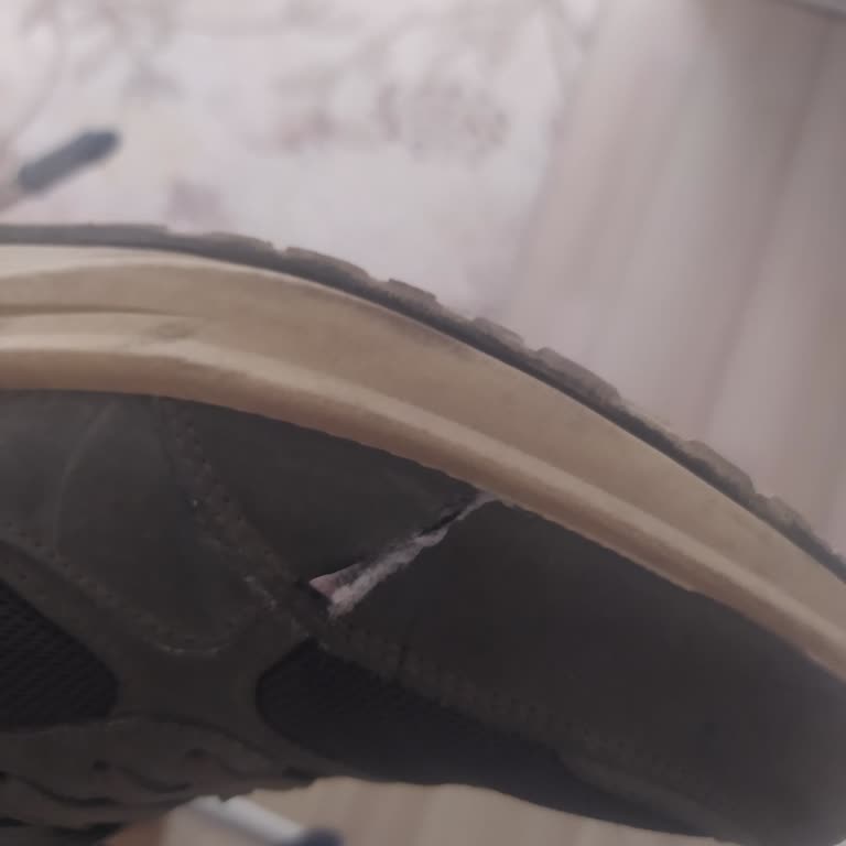 FLO’dan Alınan Ayakkabının 3 Ayda Yırtılması Mağduriyetim