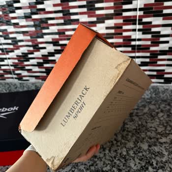 Kötü Paketleme Nedeniyle Ayakkabı Kutusunda Lekelerle Karşılaştım