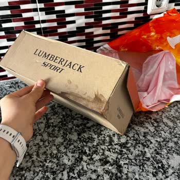 Kötü Paketleme Nedeniyle Ayakkabı Kutusunda Lekelerle Karşılaştım