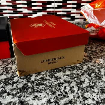 Kötü Paketleme Nedeniyle Ayakkabı Kutusunda Lekelerle Karşılaştım