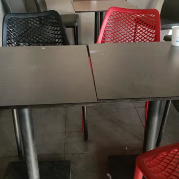 Boş Masaların Temiz Olmaması Şaşkınlık Yarattı
