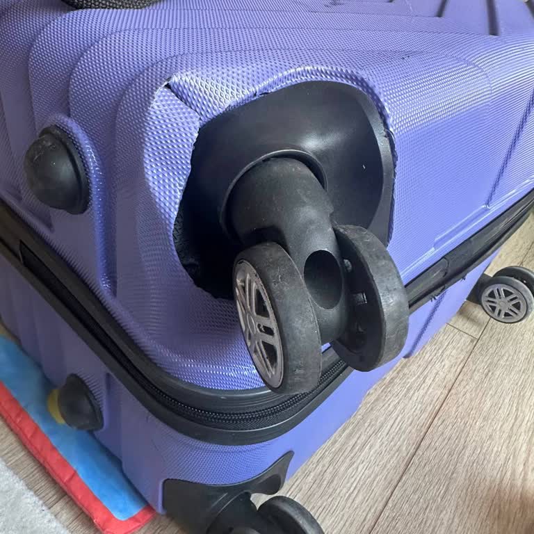 Ajet! I Want a Raplacement or Compensation for My Broken Suitcase