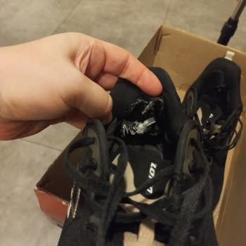 FLO'dan Aldığım Ayakkabılarda Tekrarlayan Sorunlar Ve Değişim Talebimin Reddedilmesi