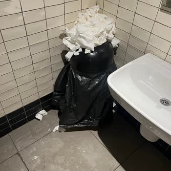 Yeşilköy Starbucks'ta Tuvalet Temizliği Sorunu Acil Çözüm Bekliyor