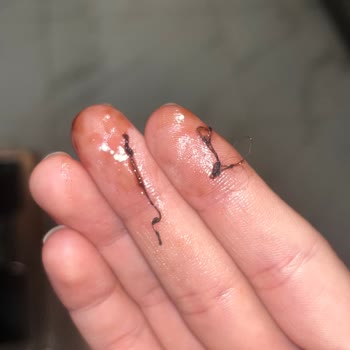 Milka нитки, а может и червяки какие то в шоколаде