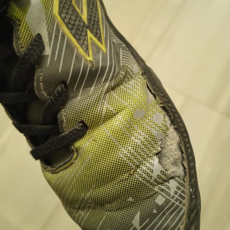 Lotto Halı Saha Ayakkabısının Derisi Kısa Sürede Döküldü Mağaza İlgisiz Kaldı