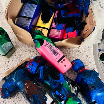 Aldığım Boyalar Kırık Ve Açılmış Geldi, Satıcı İlgilenmiyor