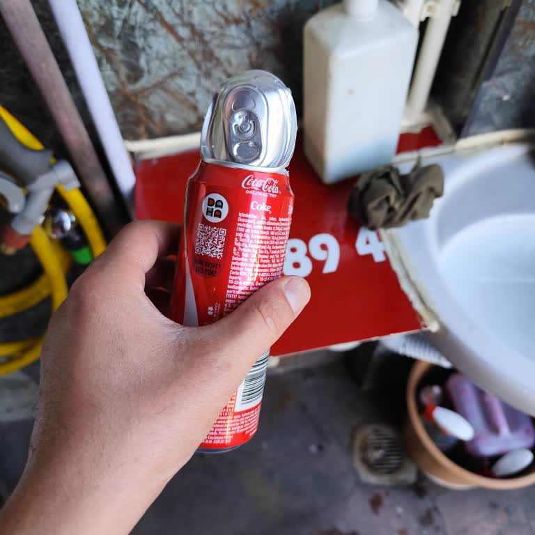 Coca-Cola Teneke Kola Patladı, Araçta Kirliliğe Sebep Oldu
