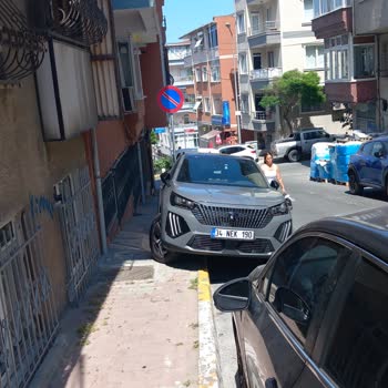 Kaldırıma Park Eden Araçlar Kadınların Güvenliğini Tehdit Ediyor