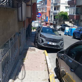 Kaldırıma Park Eden Araçlar Kadınların Güvenliğini Tehdit Ediyor