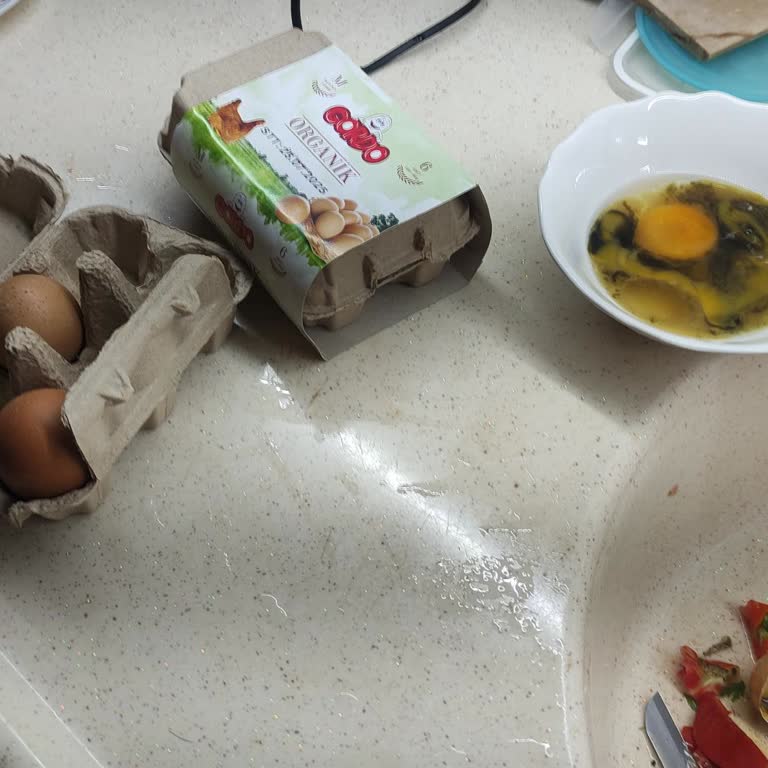 Organik Yumurtada Siyah Ve Kötü Kokulu Bozuk Ürün Endişesi