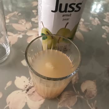 Juss Armutlu Meyve Suyunda Büyük Parçalar Ve İlgisiz Müşteri Hizmeti