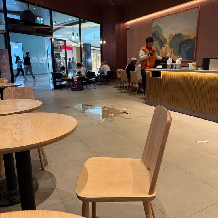 Sanko AVM Starbucks Çalışanlarının İlgisiz Ve Mutsuz Davranışları